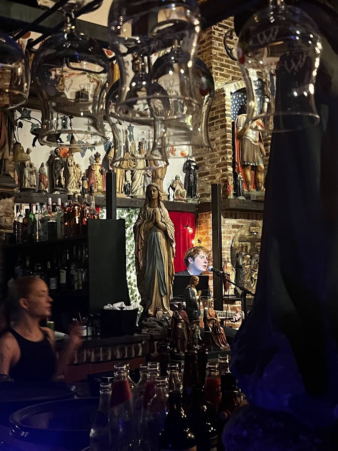 Baren med helgonen. Livemusik på köpet.