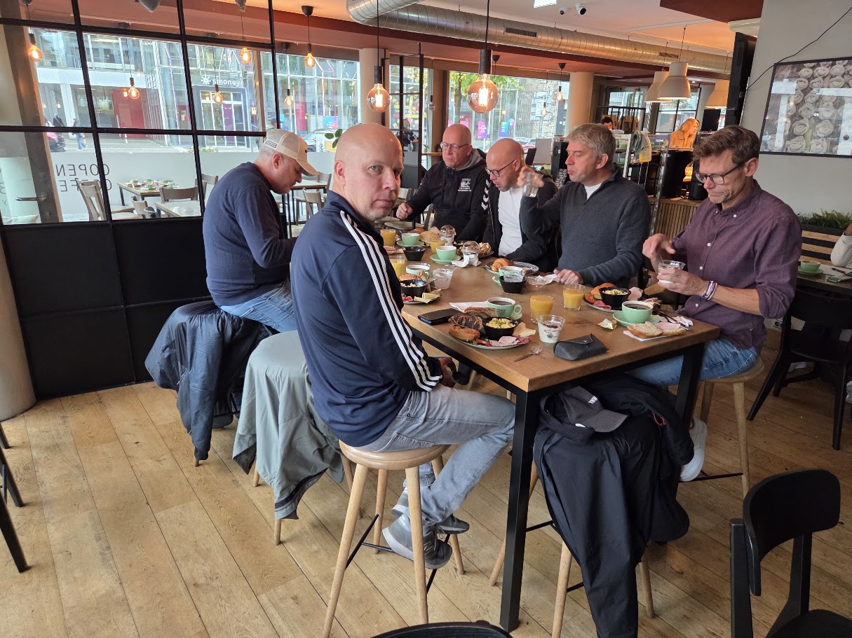 Frukost, kaffe och gårdagens versioner.
